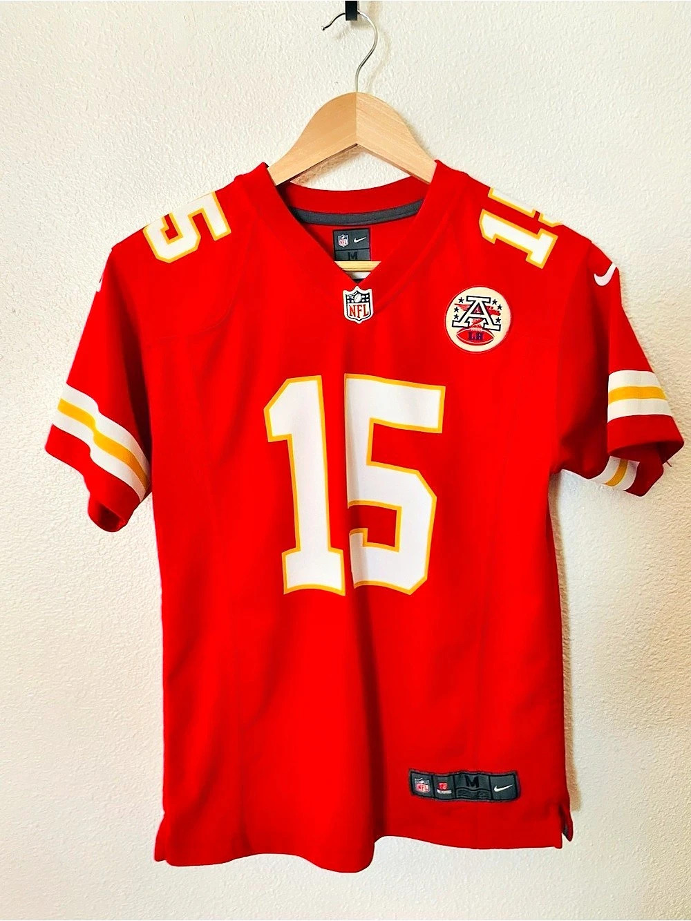 Nike Patrick Mahomes #15 NFL Players jersey On Field Size Medium Youth Chiefs